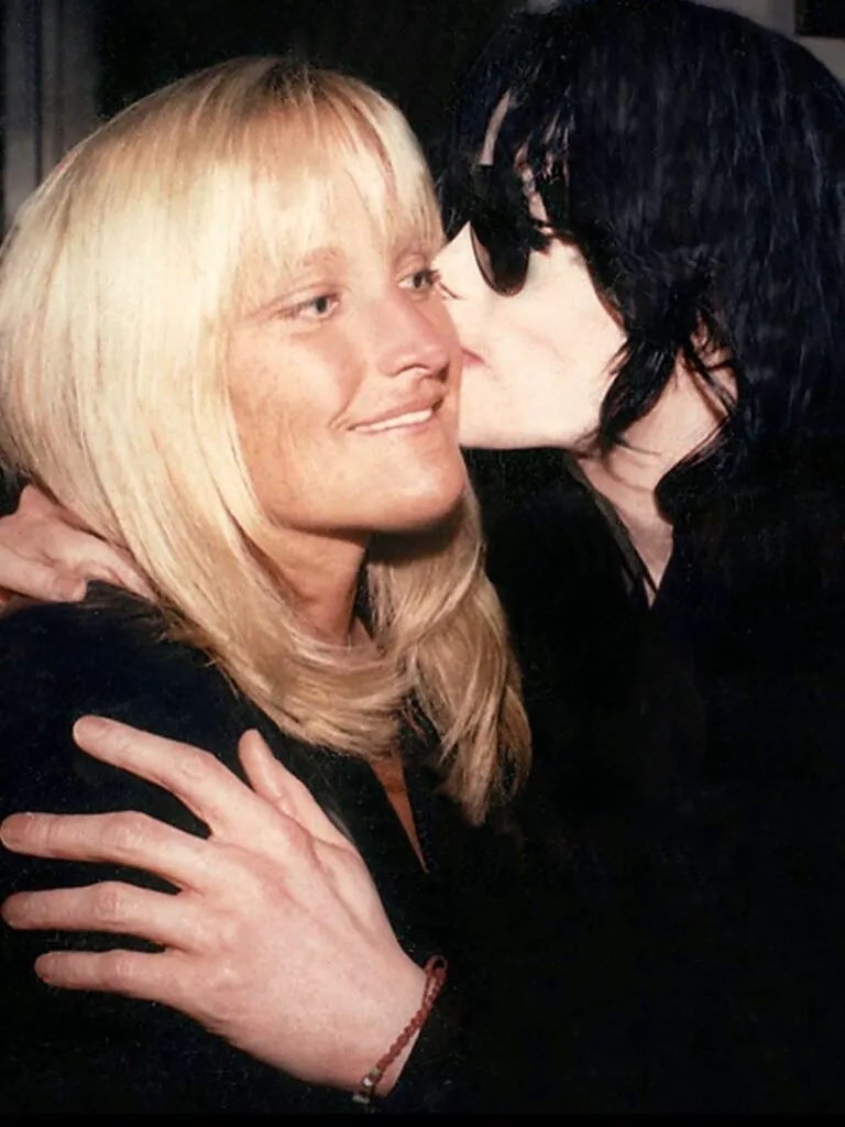 Viața retrasă a lui Debbie Rowe, fosta soție a lui Michael Jackson. Noi detalii despre cine ar fi, de fapt, tatăl copiilor artistului