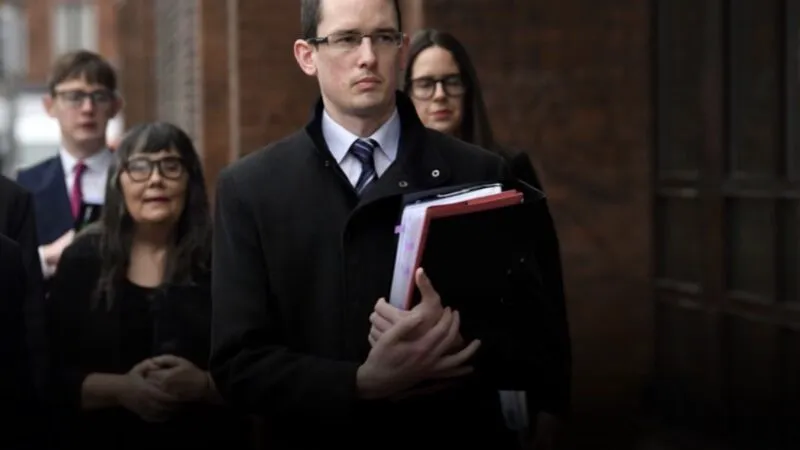 Profesorul care a refuzat să se adreseze unui elev cu pronumele pentru transgender, arestat din nou