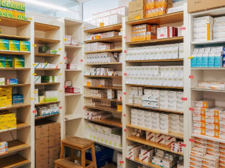 Bulă intră în farmacie, cere bicarbonat de sodiu, plătește și pleacă. După ce iese pe ușă, farmacistul aleargă după el…