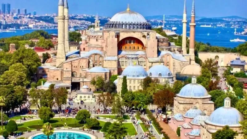 Două seriale turcești emoționante debutează pe micile ecrane românești. Povești captivante, pasiune, iubiri și secrete