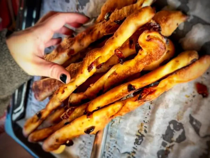 Grisine rapide cu roșii uscate – gust intens, pregătire ușoară