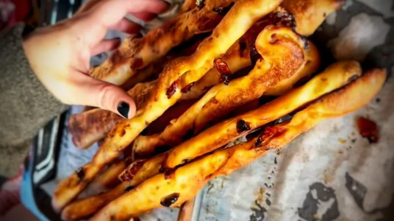 Grisine rapide cu roșii uscate – gust intens, pregătire ușoară