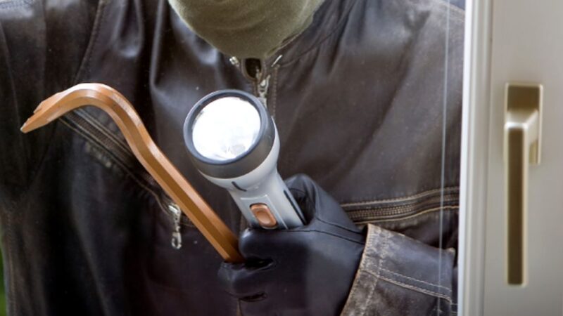 Bancul zilei. Doi prieteni stau de vorbă: Aseară un hoț a intrat în casă! Râzi cu lacrimi ce urmează