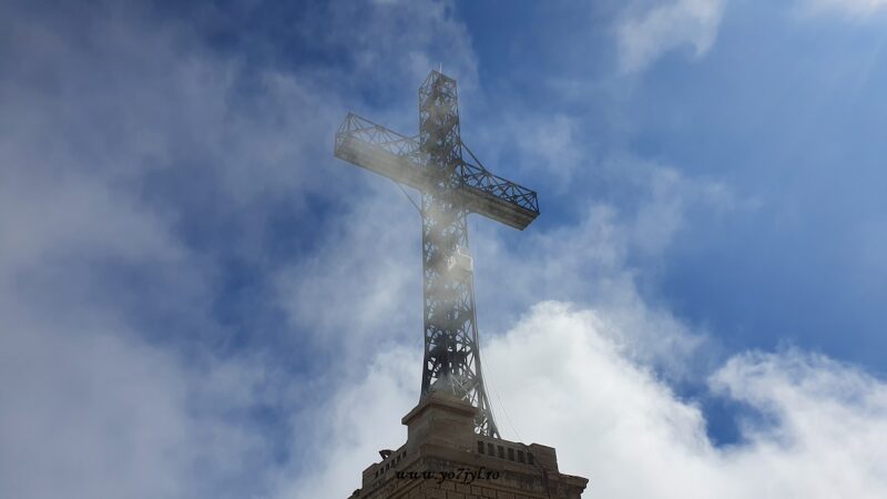 România anilor ’20 a făcut imposibilul. Crucea de 40 de metri ridicată cu forța unei comunități