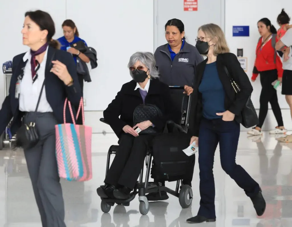 Actrița Jane Fonda, în scaun cu rotile pe aeroport: are un motiv anume