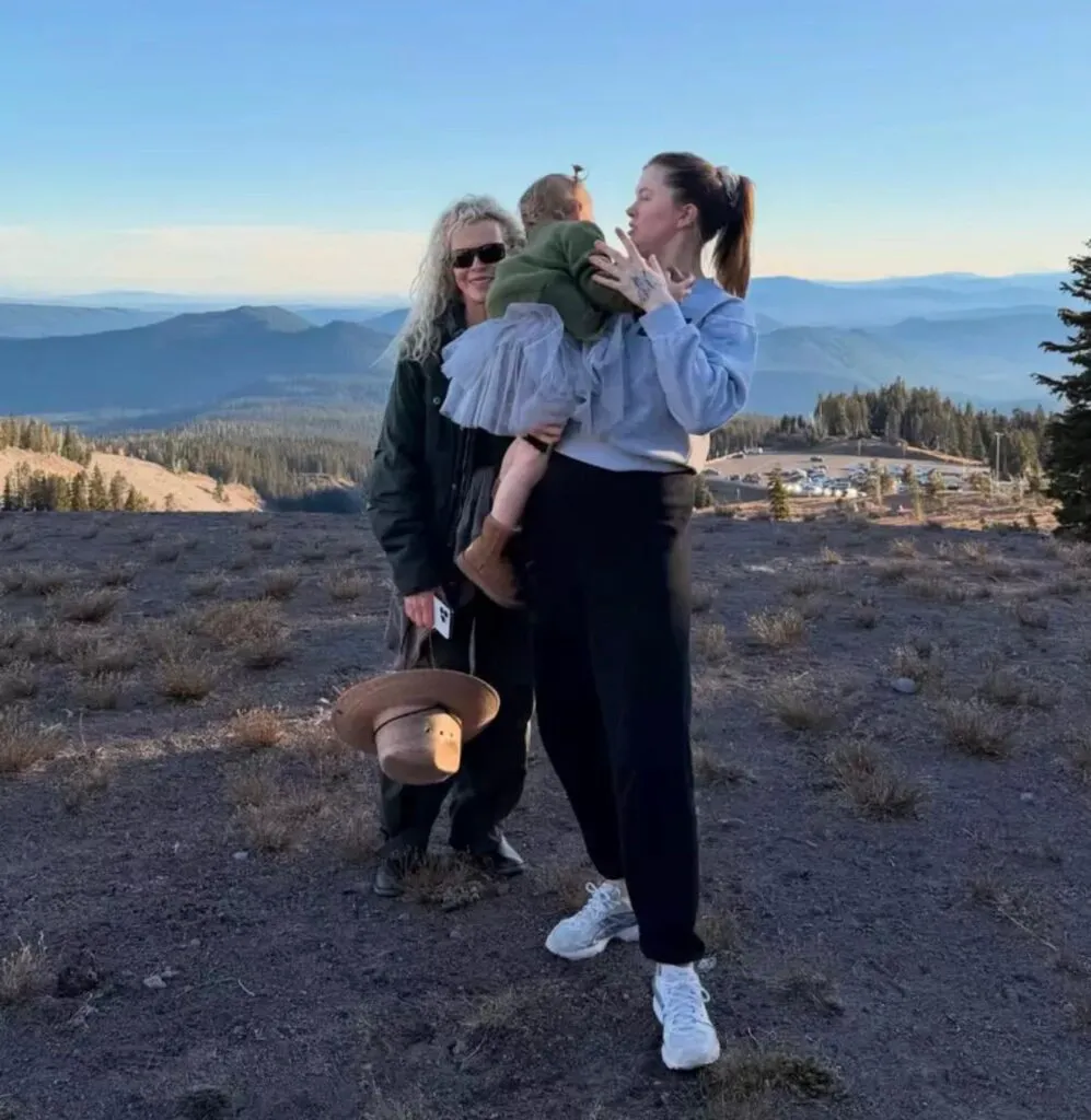 Cum arată, la 72 de ani, Kim Basinger, partenera lui Mickey Rourke din „9 săptămâni și jumătate”