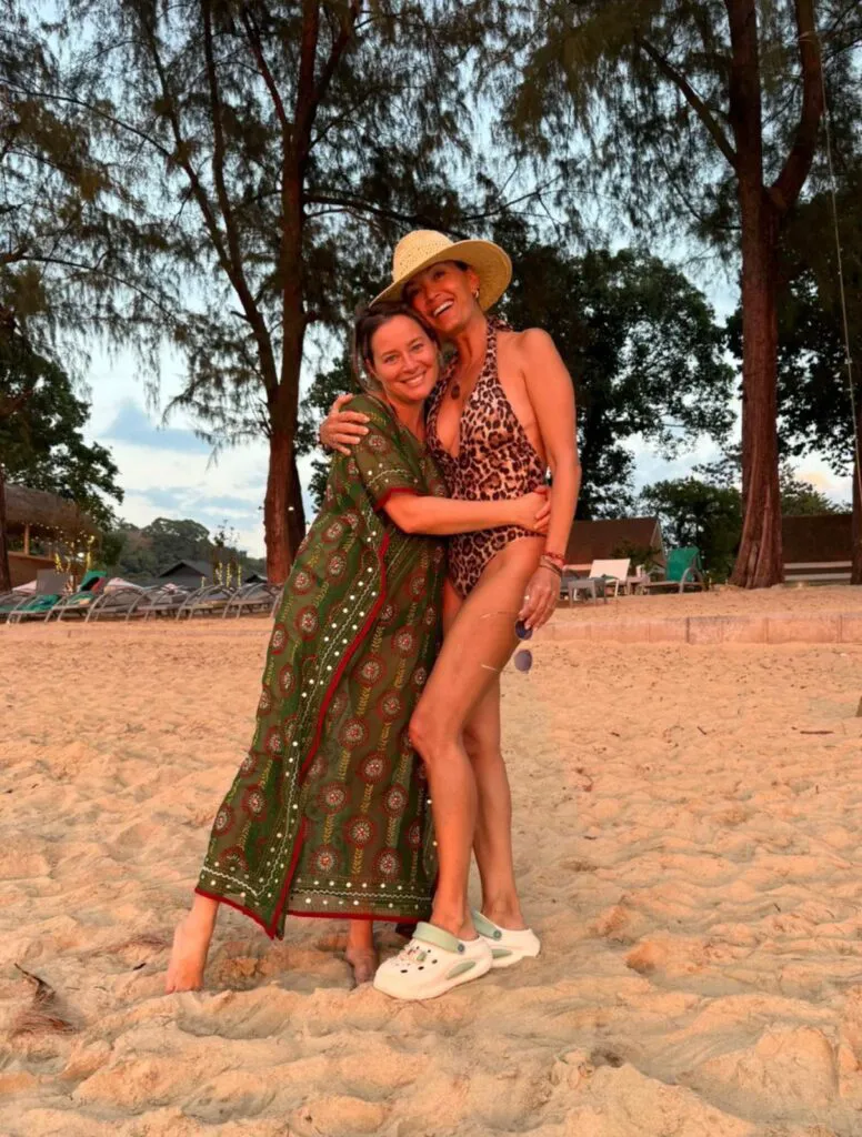 Laura Cosoi și Anca Țurcașiu, relaxate, bronzate și răsfățate pe plajă de Călin Șerban. Imagini fierbinți – Video