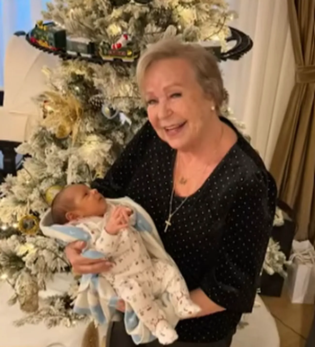 Mioara Velicu a devenit străbunică de „prinț”. Celebra cântăreță de muzică populară a mărturisit cine-i plătește concediile