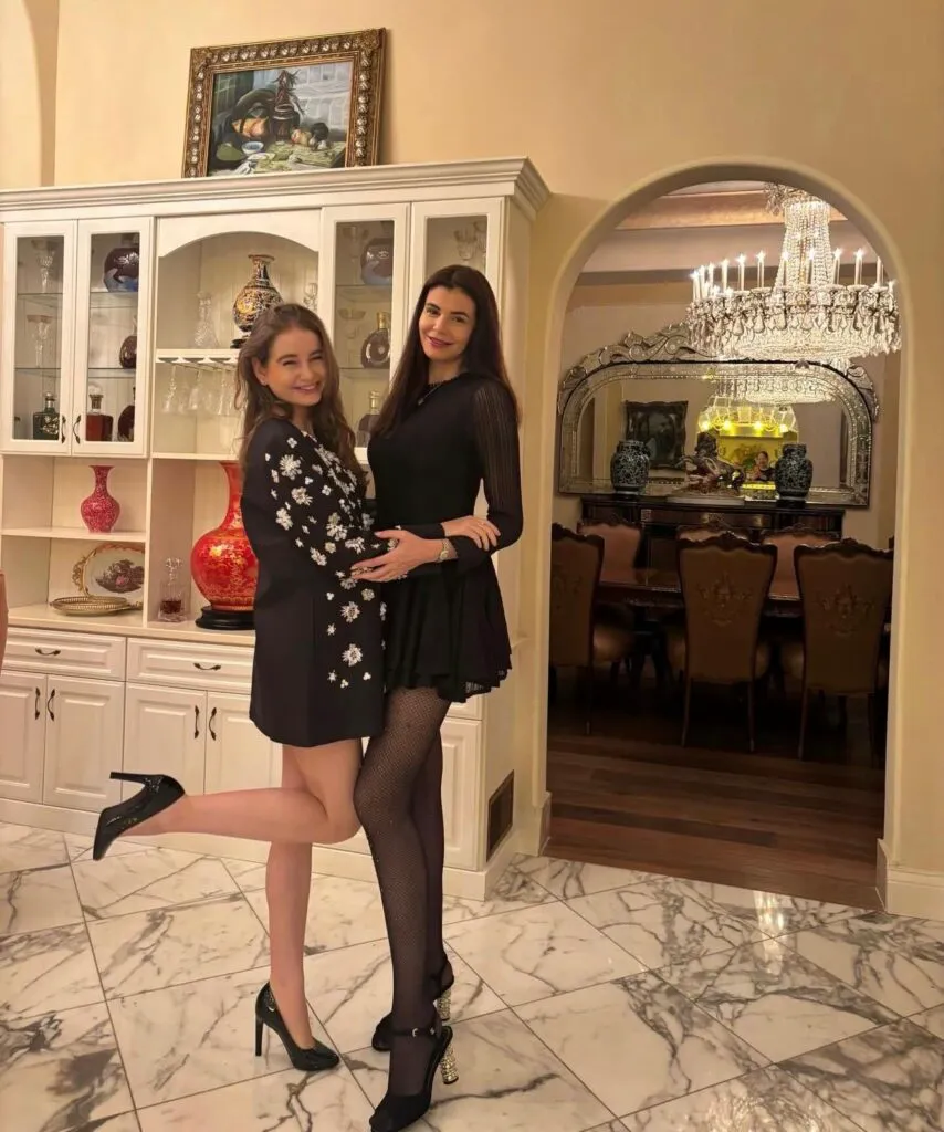 Monica Gabor continuă să-și inițieze fiica majoră. A dus-o la „Moulin Rouge”