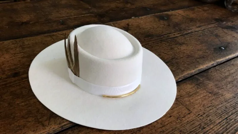 Bancul zilei. Maria se întoarce de la magazin cu o pălărie nouă și-i spune lui Ion… Leșini de râs ce urmează