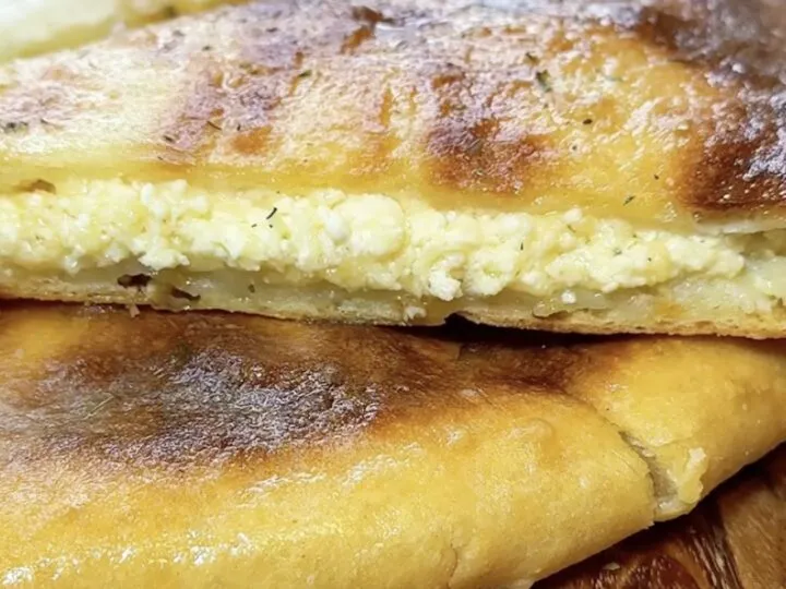 Plăcintă sărată cu cașcaval și telemea