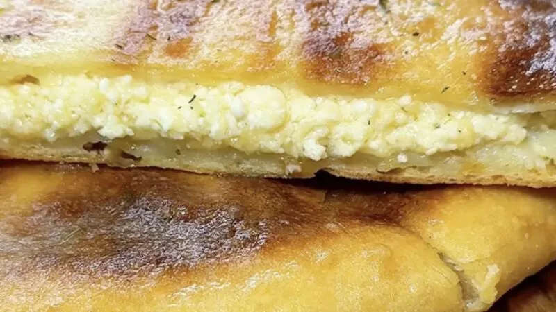 Plăcintă sărată cu cașcaval și telemea