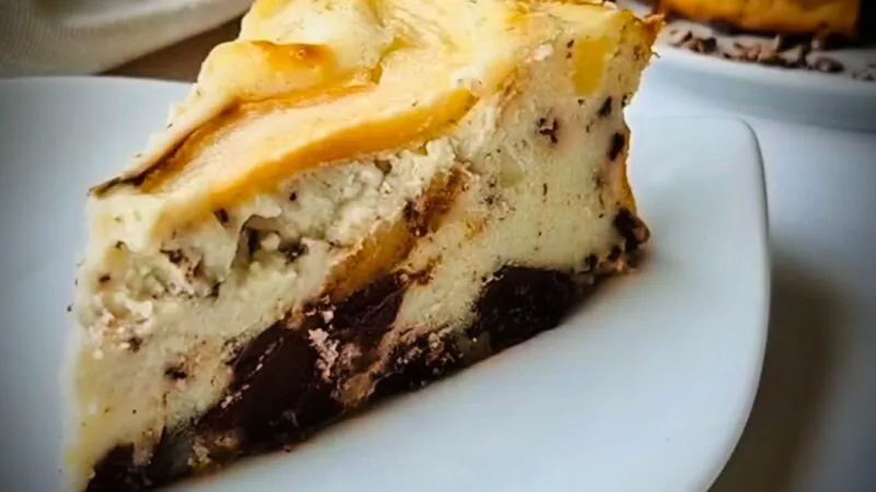 Tort cremos cu ricotta, pere și ciocolată – desertul sănătos care nu dă greș
