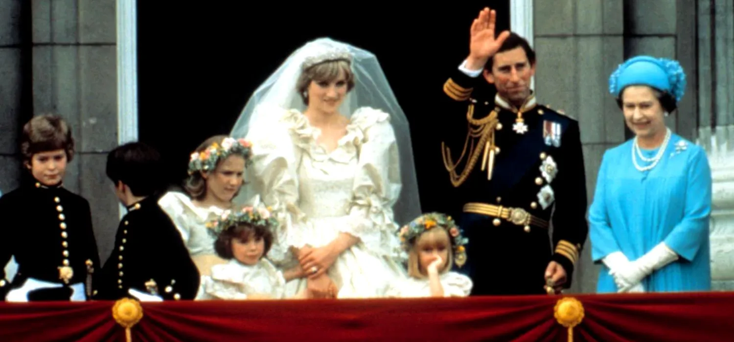 Albastrul, culoarea divorțului în familia regală britanică. Cum a prezis regina Elisabeta sfârșitul mariajelor