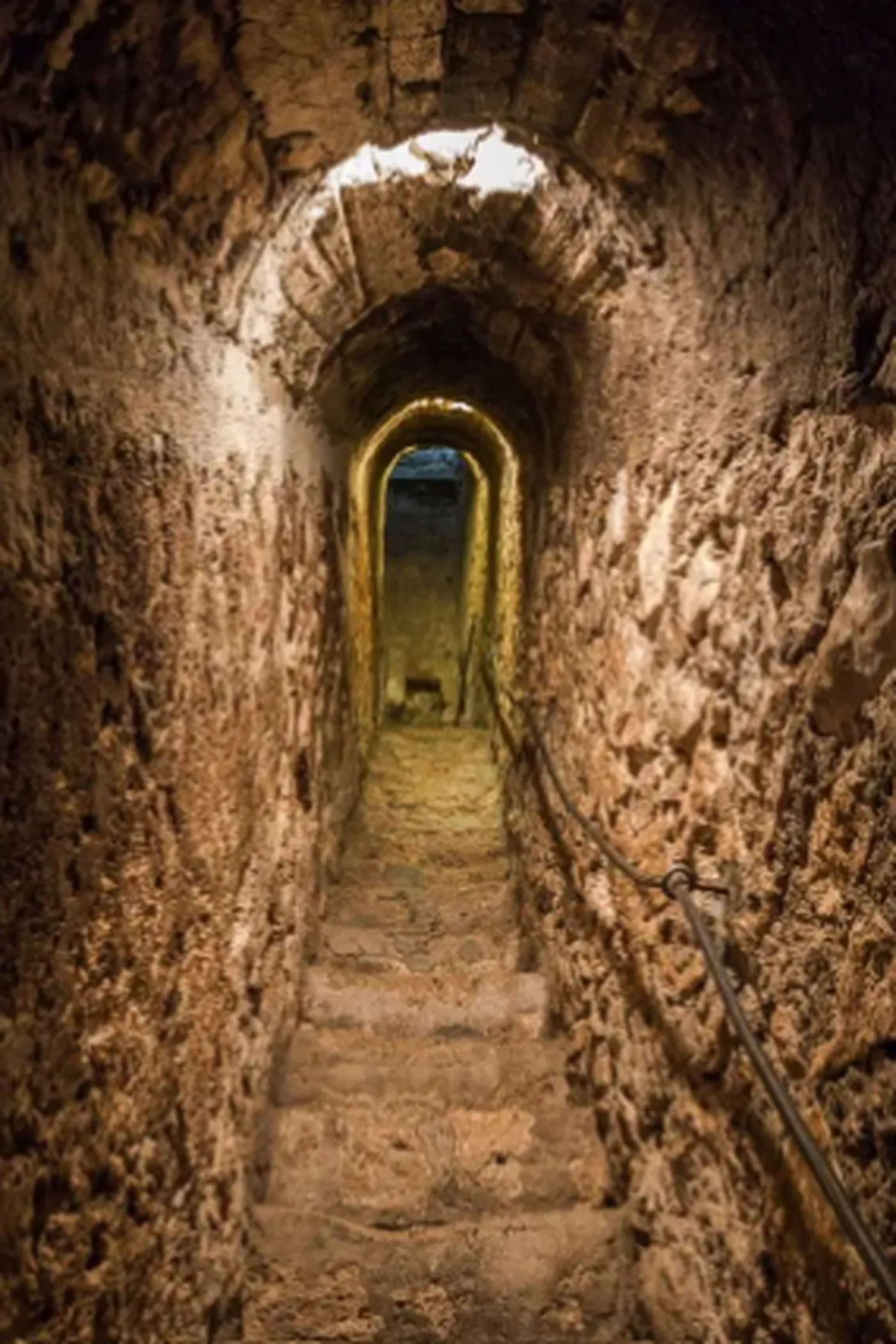 Povestea scării secrete din Castelul Bran. Fortăreața, bântuită de fantoma reginei Maria și a „Doamnei albe”