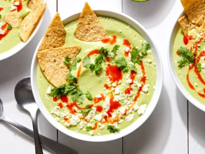 Supă cremă de avocado, rețeta perfectă pentru a slăbi după sărbători. E delicioasă și caldă și rece