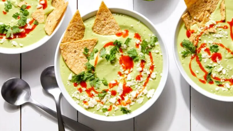 Supă cremă de avocado, rețeta perfectă pentru a slăbi după sărbători. E delicioasă și caldă și rece