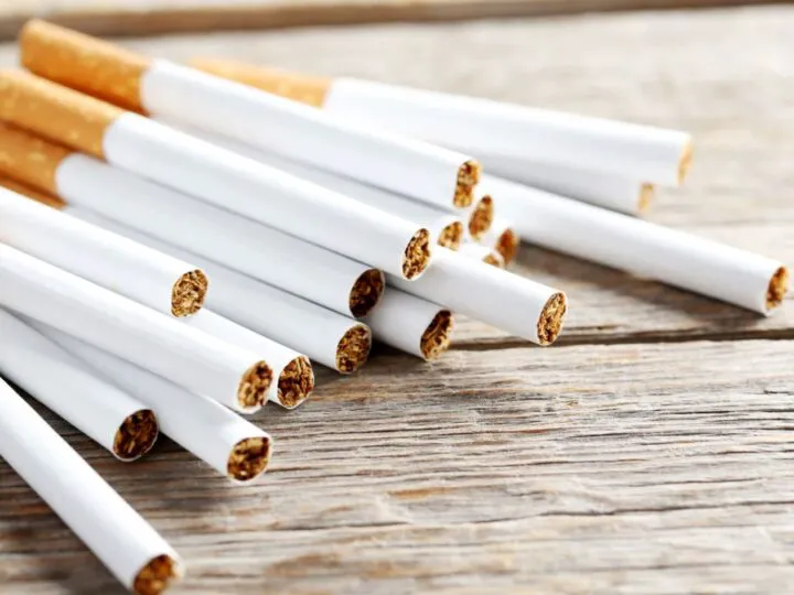 Bancul zilei. Un bărbat cere țigări și vânzătoarea îi dă un pachet. El se uită pe pachet și citește…