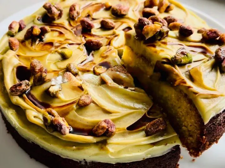 Tort neobișnuit, dar delicios. Conține oțet balsamic, ulei de măsline și fistic