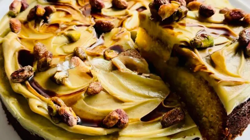 Tort neobișnuit, dar delicios. Conține oțet balsamic, ulei de măsline și fistic