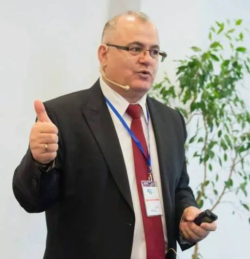 Fost ofițer SIE, acuzat de hărțuire și comportament abuziv. Confruntat cu faptele, a implorat să nu fie dat de gol 