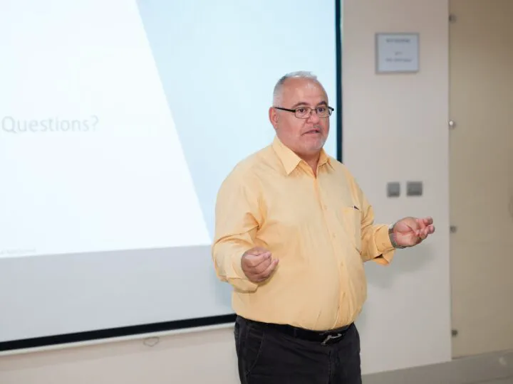 Ion Duvac trata „nefericirea și efectele ei” pe bani grei. Poliția a deschis dosar penal, imediat ce a apărut prima victimă