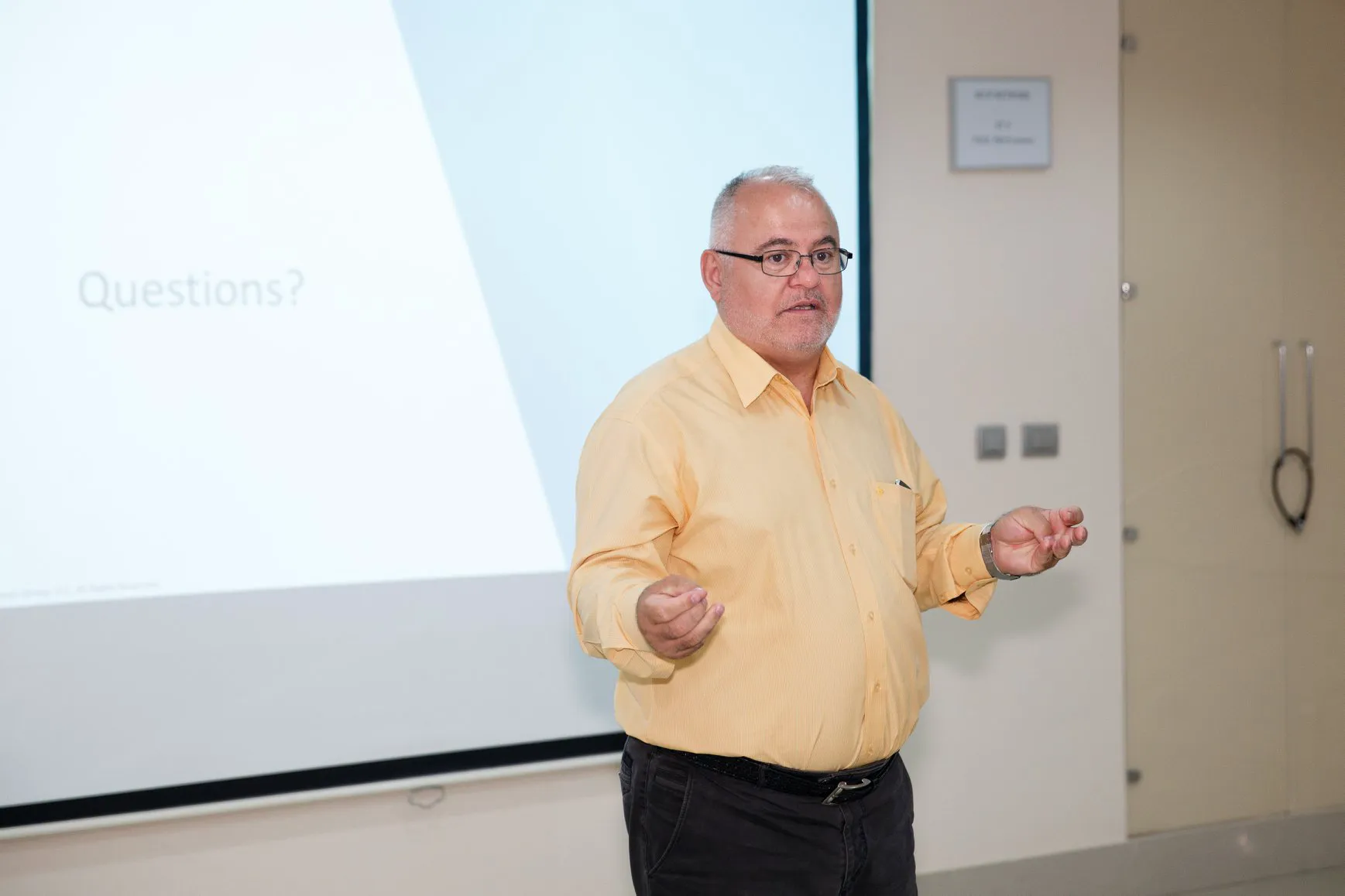 Fost ofițer SIE, acuzat de hărțuire și comportament abuziv. Confruntat cu faptele, a implorat să nu fie dat de gol 