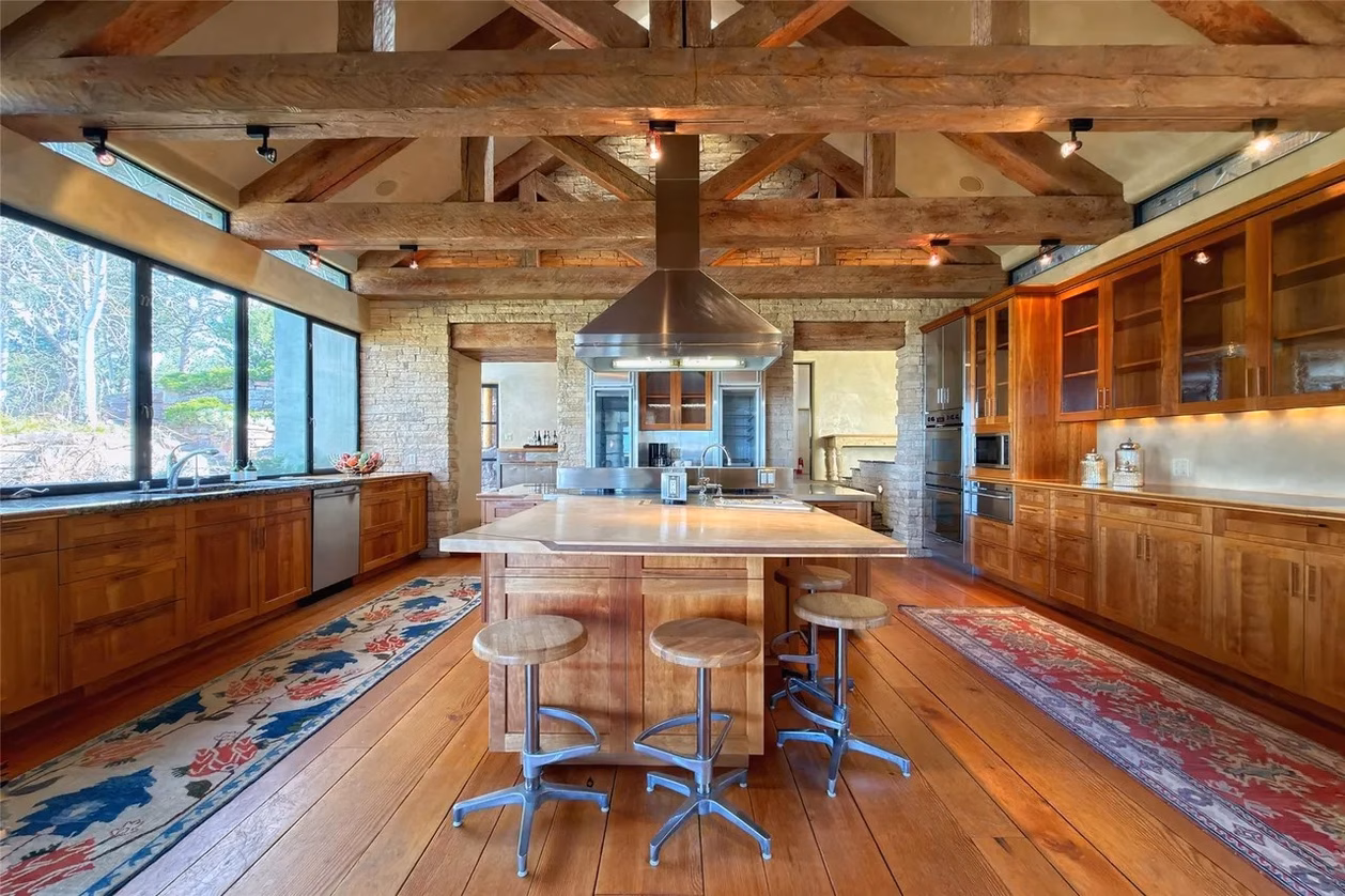 Casa în care au murit Gene Hackman și Betsy Arakawa, scoasă la vânzare. Imaginile cu proprietatea au atras rapid oferte