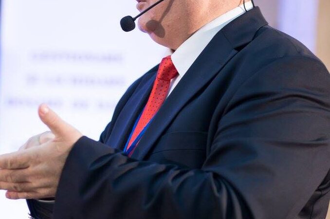 Fost ofițer SIE, acuzat de hărțuire și comportament abuziv. Confruntat cu faptele, actualul psiholog a implorat să nu fie dat de gol