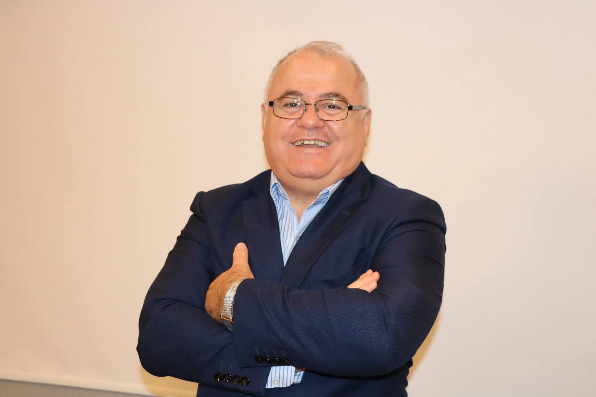 Fost ofițer SIE, acuzat de hărțuire și comportament abuziv. Confruntat cu faptele, a implorat să nu fie dat de gol 