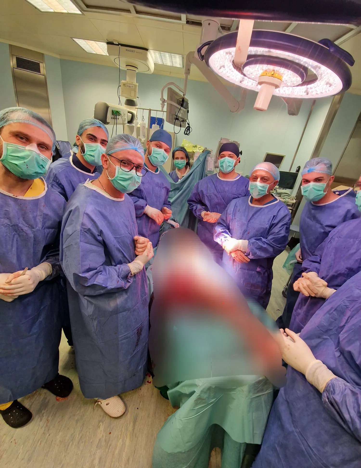 Reușită medicală de excepție la Spitalul Universitar. Echipa condusă de profesorul Cătălin Cîrstoiu a operat un pacient oncologic de 36 de ani 4 Reușită medicală de excepție la Spitalul Universitar. Echipa condusă de profesorul Cătălin Cîrstoiu a operat un pacient oncologic de 36 de ani