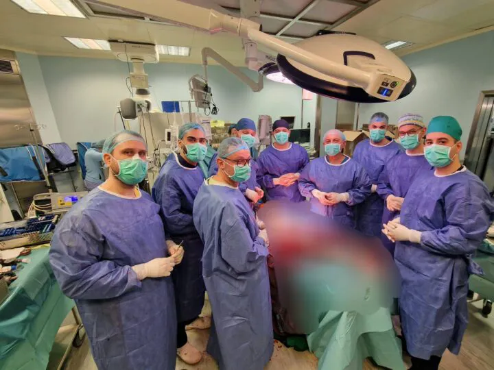 Reușită medicală de excepție la Spitalul Universitar. Echipa condusă de profesorul Cătălin Cîrstoiu a operat un pacient oncologic de 36 de ani