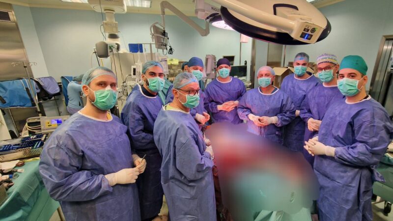 Reușită medicală de excepție la Spitalul Universitar. Echipa condusă de profesorul Cătălin Cîrstoiu a operat un pacient oncologic de 36 de ani