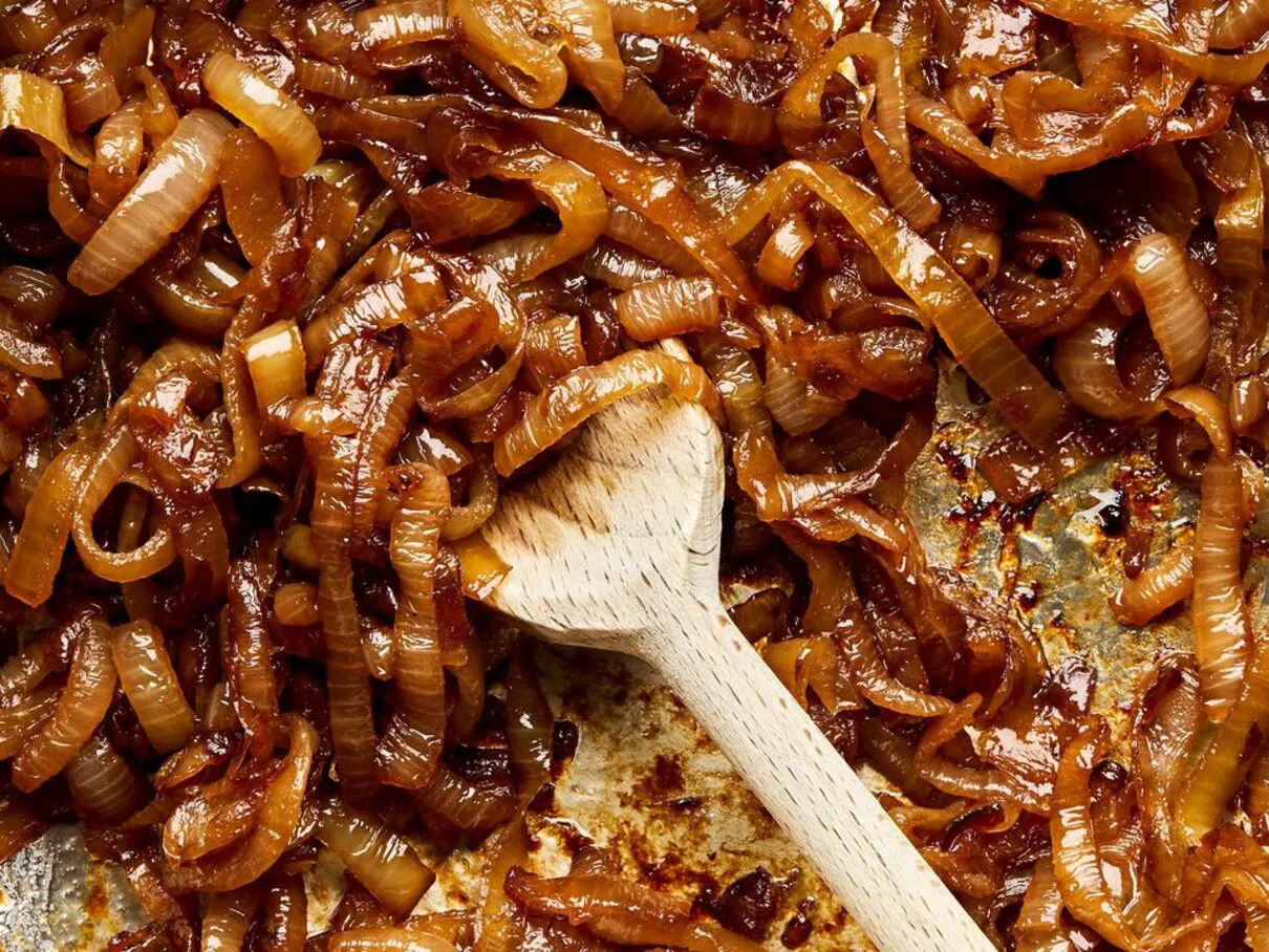 Trucul „interzis” al bucătarilor. Ce pui peste ceapă ca să se rumenească perfect în câteva minute