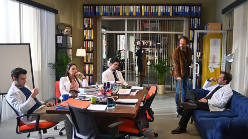 Actorii din serialul „Pe mâini bune” au fost învățați să fie medici. Au primit consultanţă de specialiate la filmări