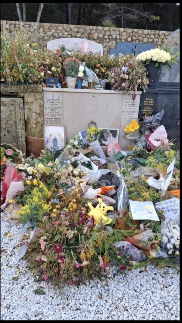 Mormântul lui Brigitte Bardot, vizitat de valuri de fani. Bătălia pentru moștenire continuă - Foto