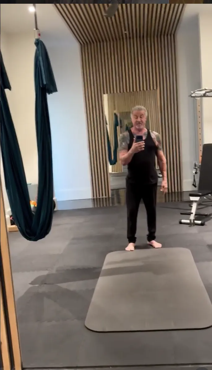 Sylvester Stallone, imagini rare din spatele camerelor. Cum se pregătea pentru luptele legendare din Rocky 4 Sylvester Stallone, imagini rare din spatele camerelor. Cum se pregătea pentru luptele legendare din Rocky