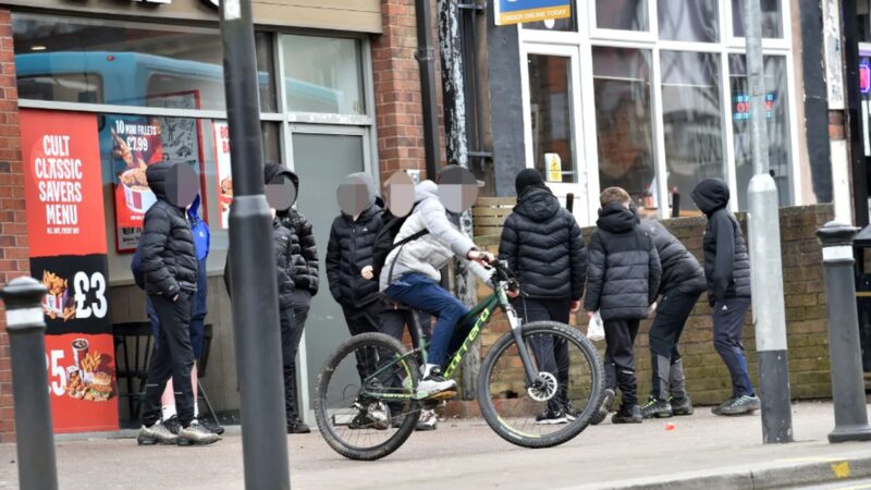 Bande de adolescenți terorizează un oraș din Marea Britanie. Locuitorii cer soluții urgente