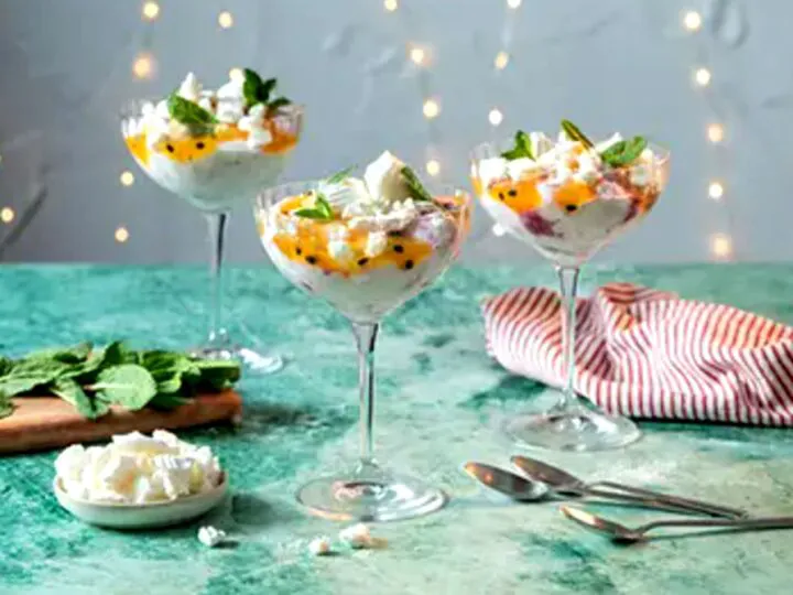 Rețeta „Ambrosia romantică”, desertul irezistibil pentru Ziua îndrăgostiților. Arată superb în cupe transparente