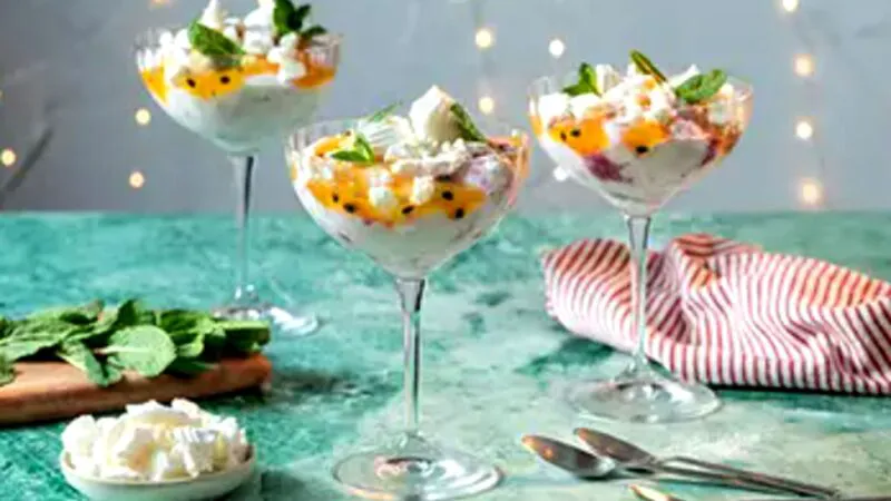 Rețeta „Ambrosia romantică”, desertul irezistibil pentru Ziua îndrăgostiților. Arată superb în cupe transparente