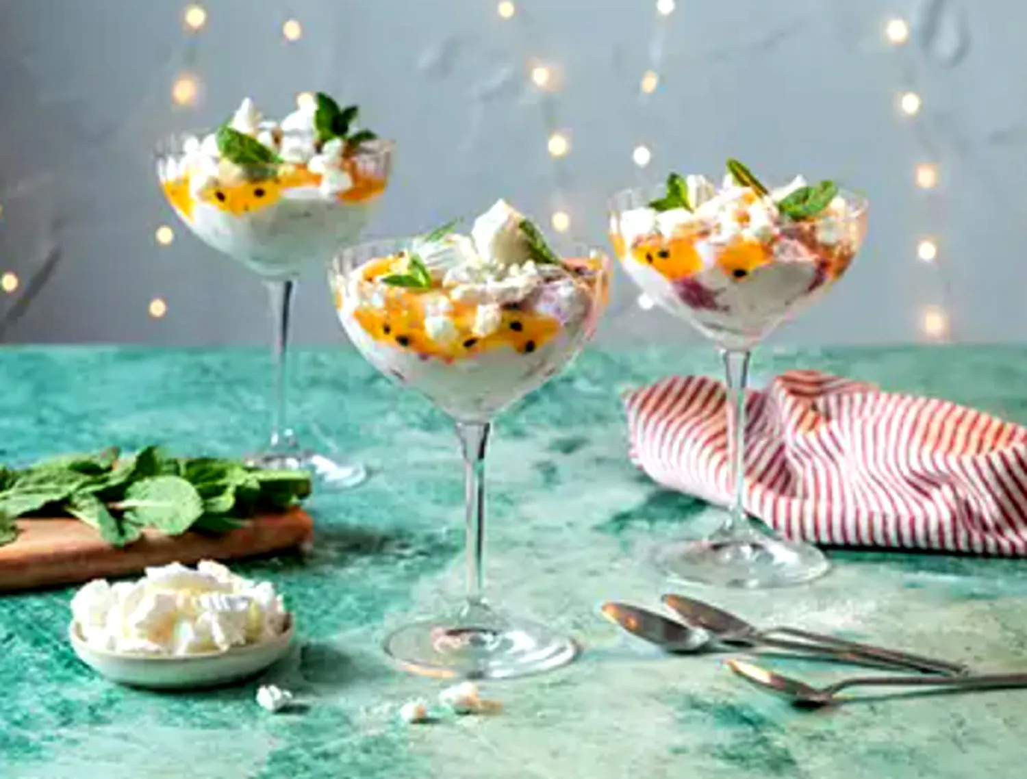 Rețeta „Ambrosia romantică”, desertul irezistibil pentru Ziua îndrăgostiților. Arată superb în cupe transparente