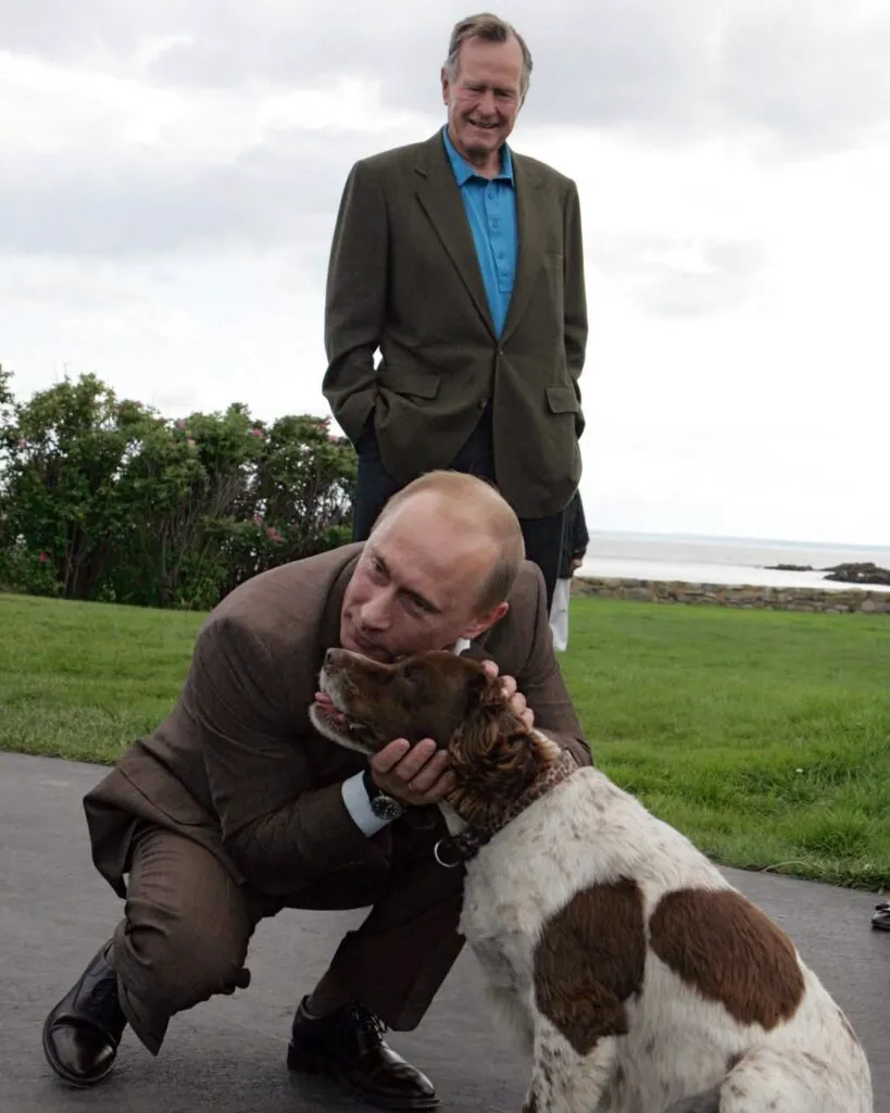 George W. Bush și-a pus câinele la dietă și a dat un memo amuzant: „Arată ca un dirijabil” 6 „Arată ca un dirijabil”: memo-ul amuzant prin care George W. Bush și-a pus câinele la dietă