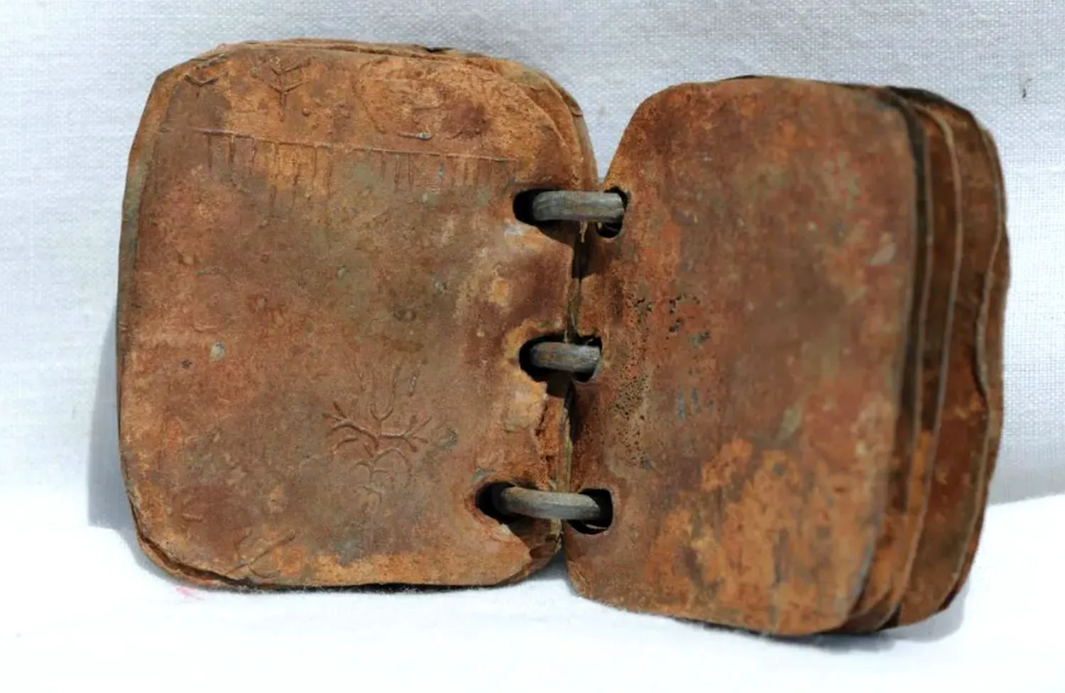 Biblioteca cu cărți din plumb, care poate schimba istoria. Descoperirea a fost prezisă