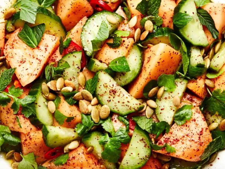 Salată de pepene galben și castraveți, combinația perfectă de dulce și picant. Rețeta se prepară în doar câteva minute