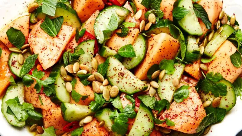 Salată de pepene galben și castraveți, combinația perfectă de dulce și picant. Rețeta se prepară în doar câteva minute