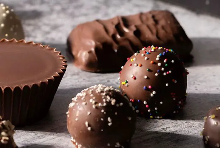 Bancul zilei. O fetiță într-un taxi cu mama ei, mânca ciocolată. Șoferul îi spune în glumă…