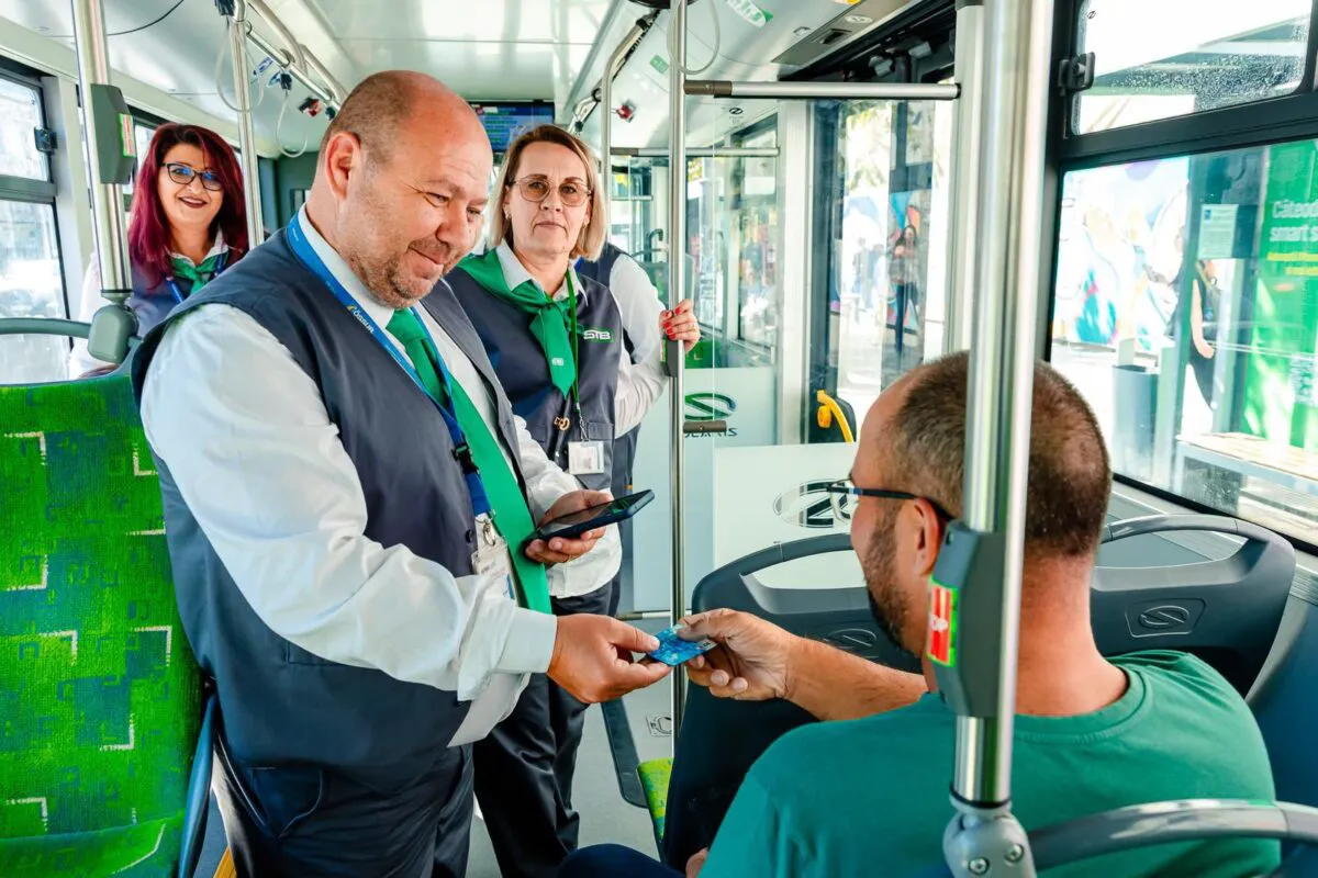 Românii cu cărți de identitate electronice noi scapă de amendă. Se caută soluții 