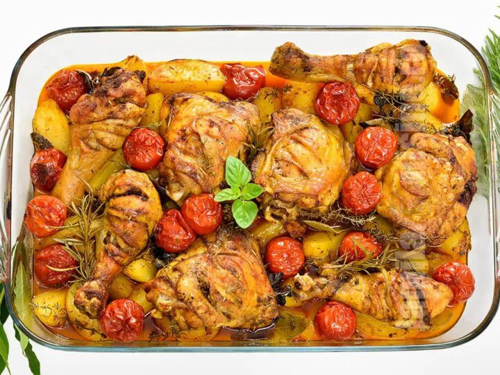 Varză la cuptor cu cartofi și copănele de pui aromate