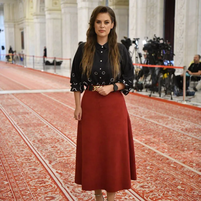 Cine e deputata POT fără CV care a stârnit lumea muzicală cu o simplă declarație: „Nu putem permite!” 4 Cine e deputata POT fără CV care a stârnit lumea muzicală cu o simplă declarație: „Nu putem permite!”