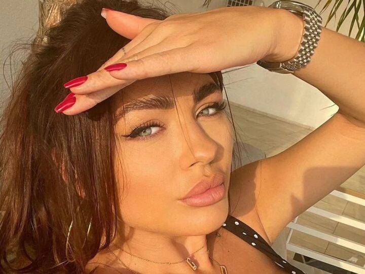 Corina Caciuc în fustă scurtă, petrecere dezlănțuită, noaptea târziu. Reghe e departe